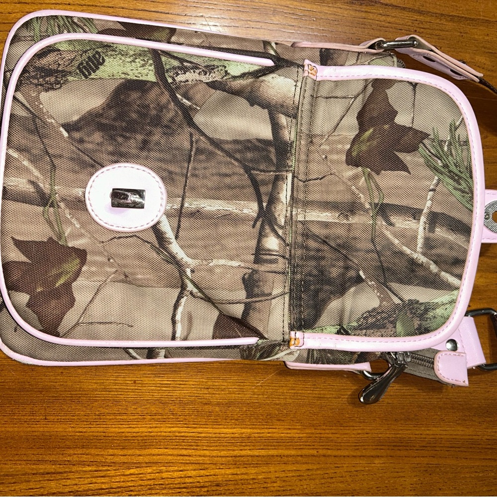 Bass Pro Shops Camo Crossbody Bag with Pink Trim - Picture 2 of 15
